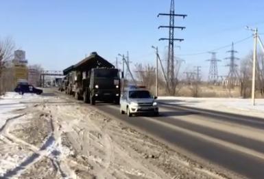 Снежные заносы в Волгоградской области расчищают военные: видео